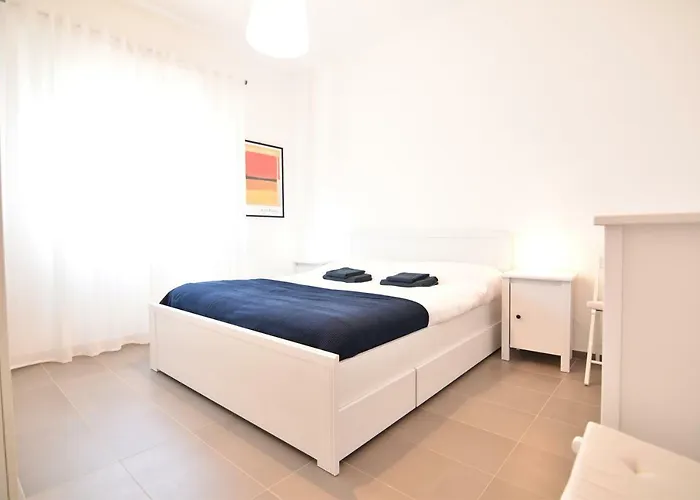 Sitting On The דירה *