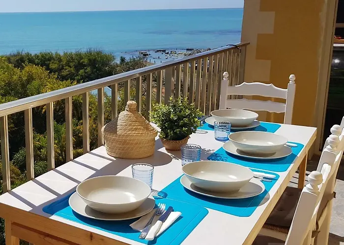 Sitting On The * פונטה סקה