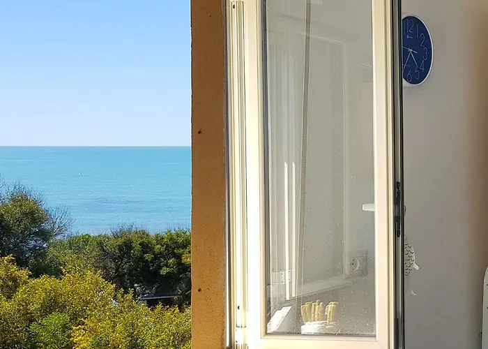 Sitting On The * פונטה סקה